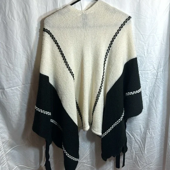 Vince Camuto Women’s OS Black/Cream Poncho/Shawl/Wrap - Picture 3 of 8